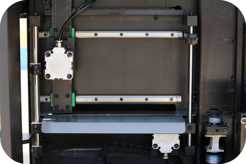 Mechanical Arm Alternatively Feeding Structure